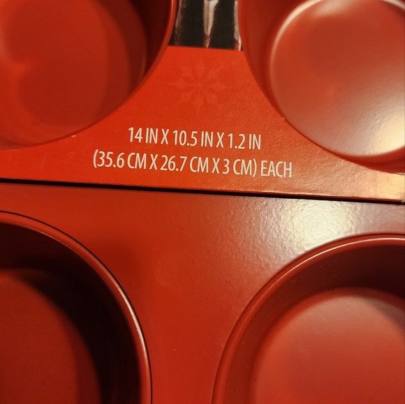 Red color muffin tin - Picture 3 of 4